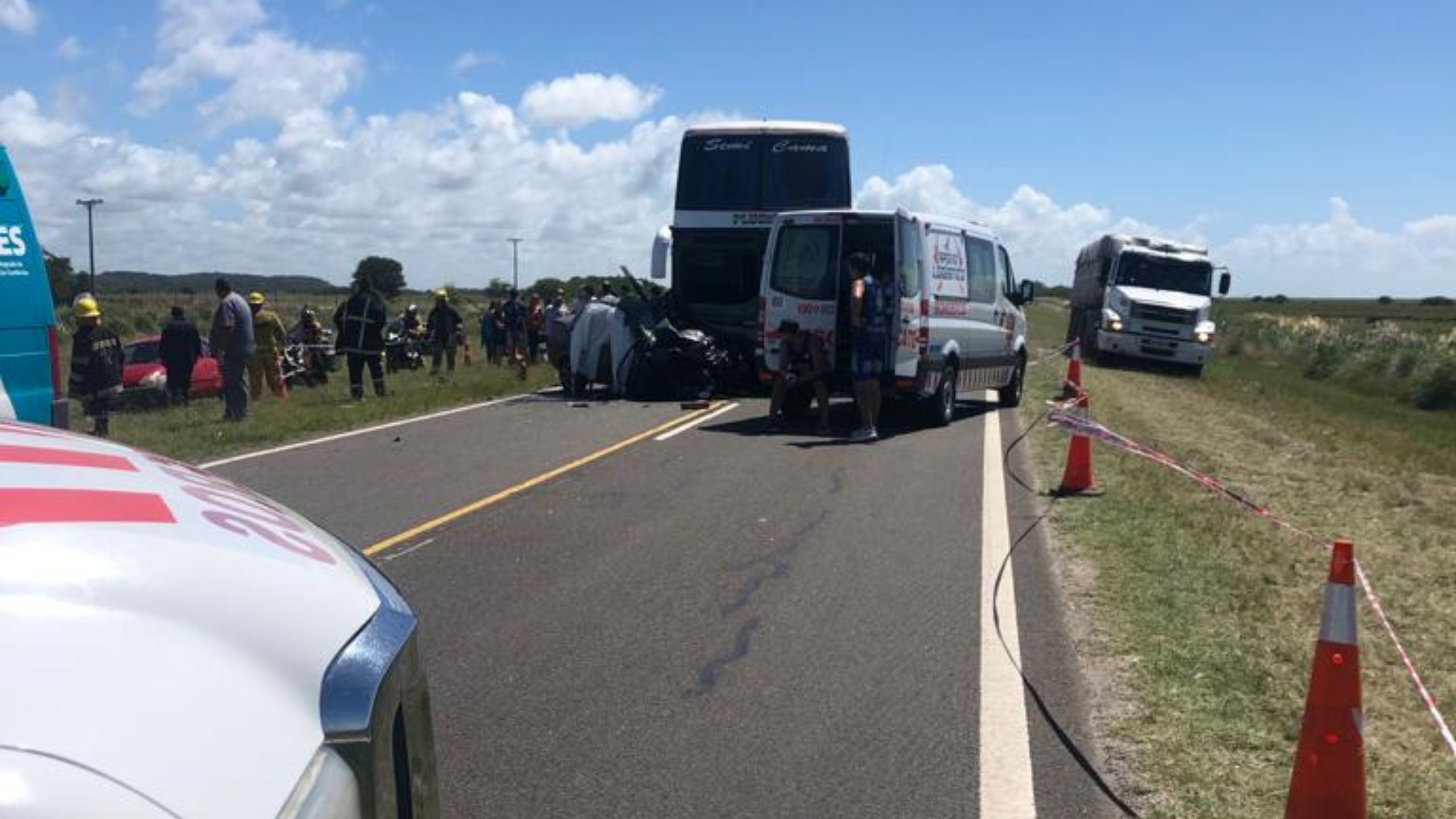 Ruta 11: dos muertos y cinco heridos tras un choque frontal entre un micro y un auto en Pipinas