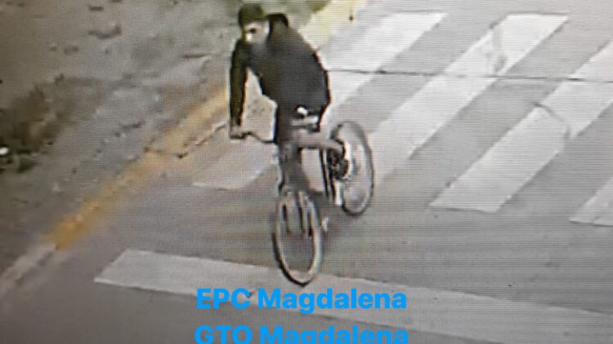 Le robó la cartera y se fugó en bicicleta