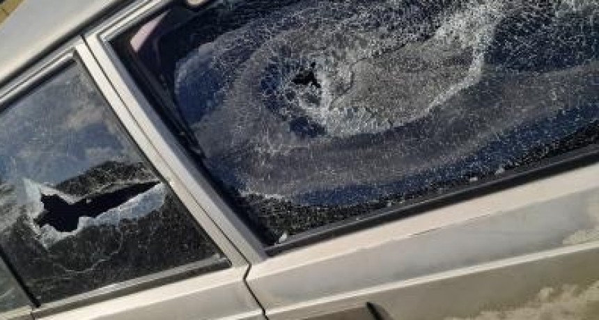 Tensión en Empalme: Amenazo a sus vecinos con un machete, rompió un auto y fue detenido