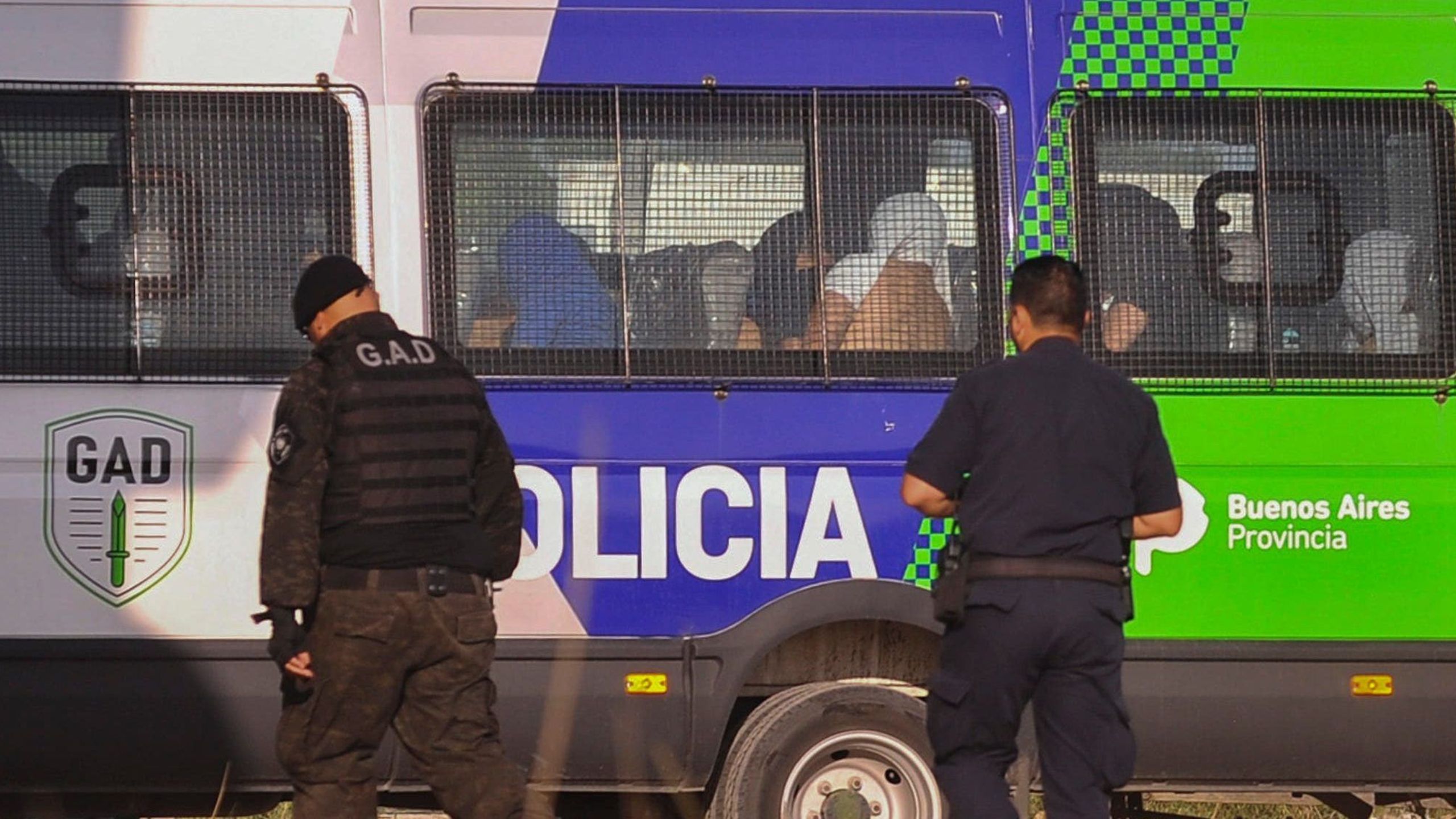 Feroz pelea en un camión del Servicio Penitenciario Bonaerense