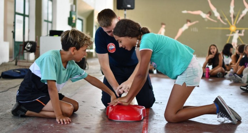 Niños de la Colonia del CRIM adquieren habilidades de RCP de la mano de Bomberos