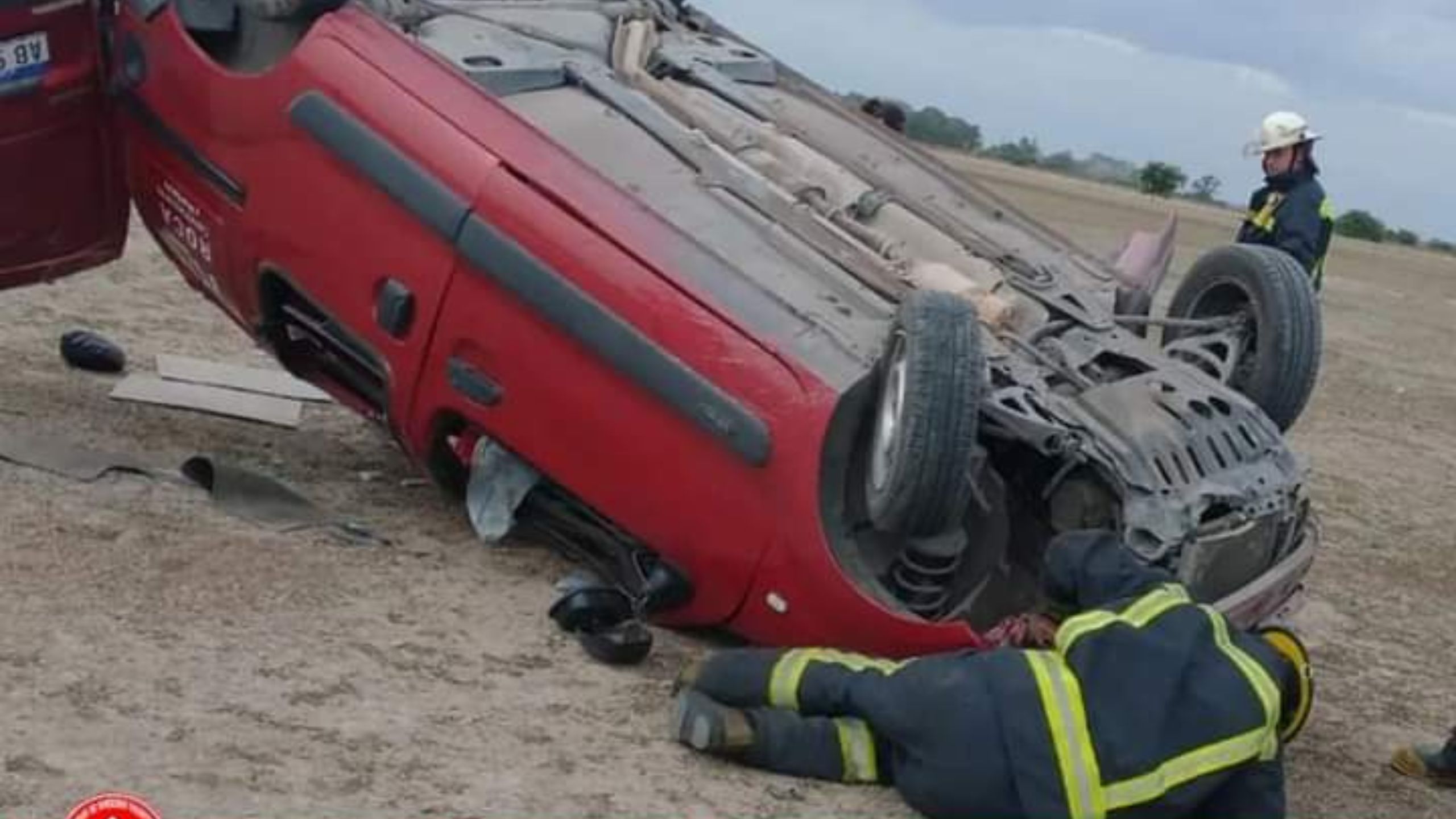 Bomberos voluntarios asisten a vuelco vehicular en El Espinillo