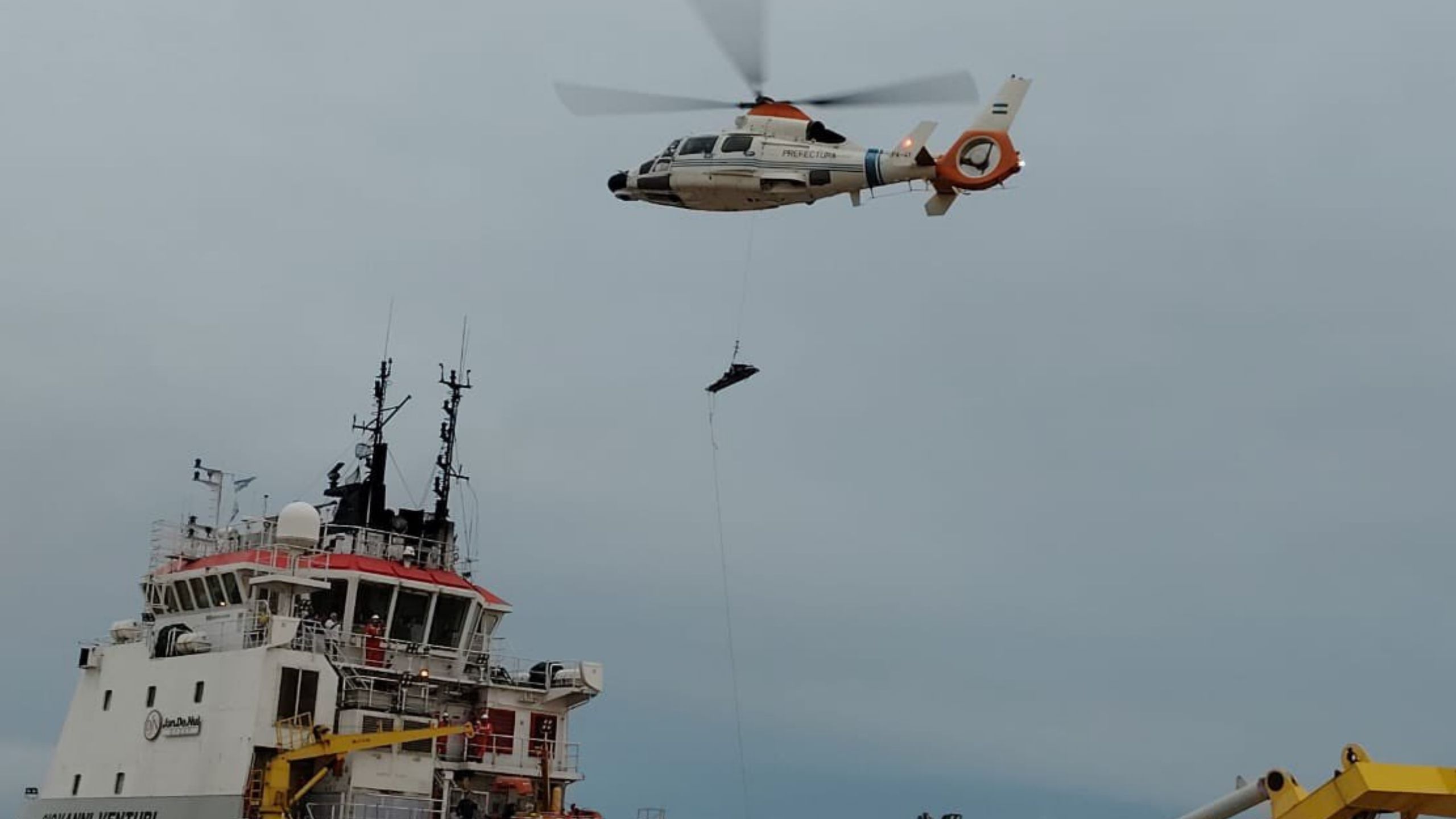 🚁 Dramático rescate en el Canal Punta Indio: Prefectura aeroevacuó a un tripulante en grave estado