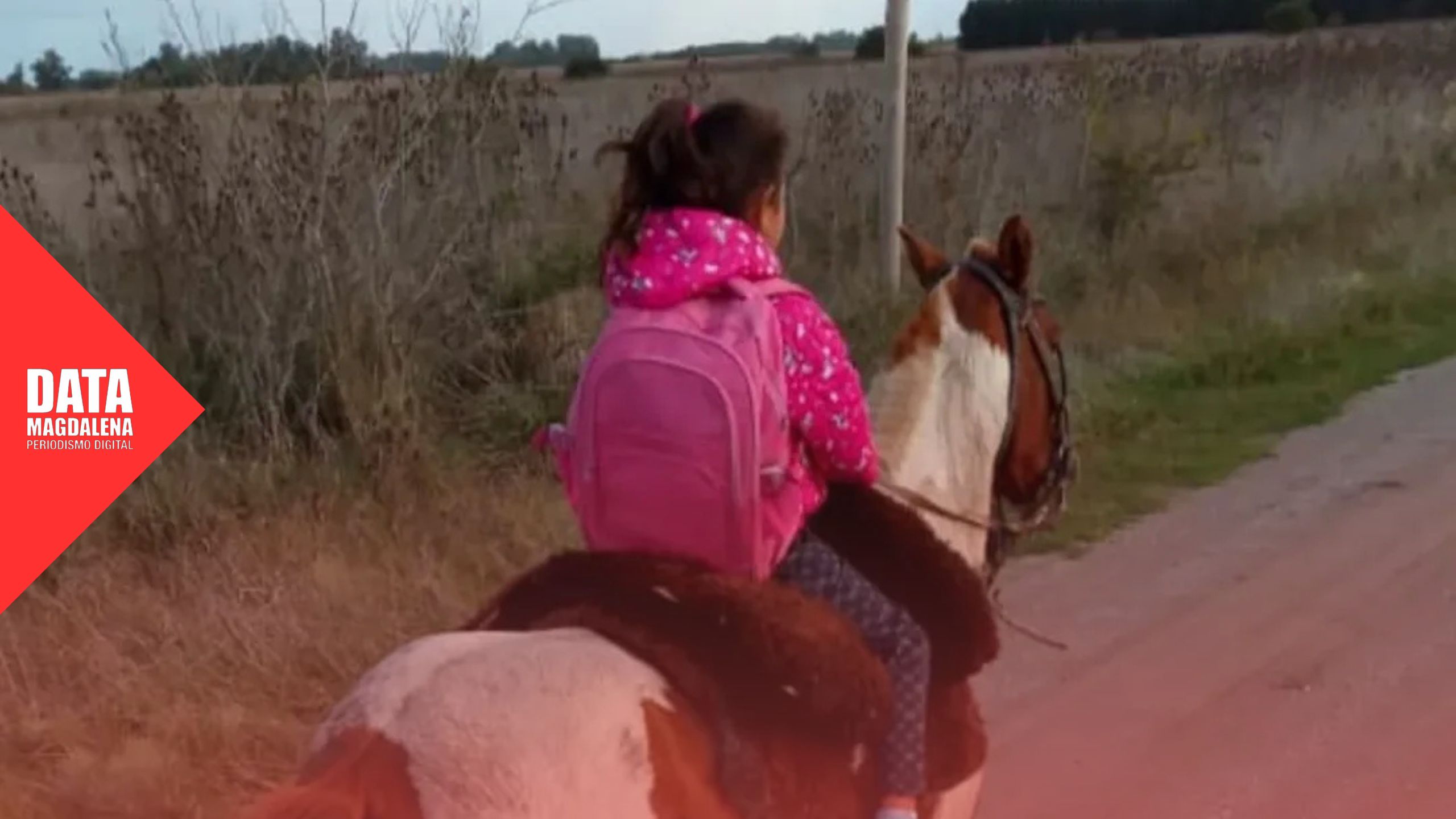 La imagen de una alumna a caballo que conmueve a Magdalena