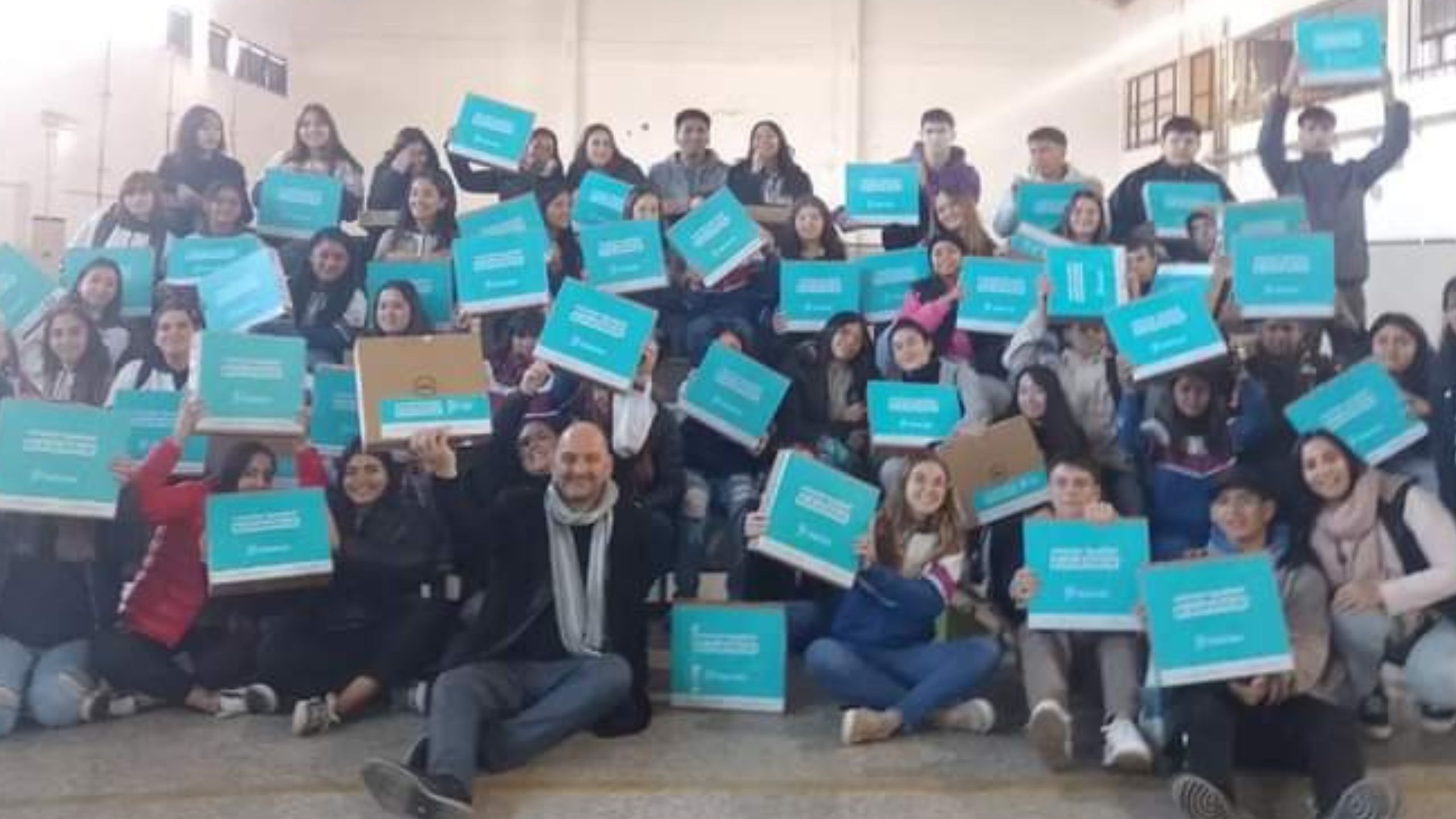 Estudiantes magdalenenses recibieron 260 notebooks