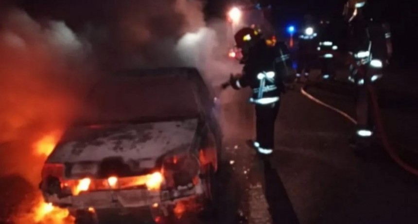 Bomberos de Magdalena: Noche de Acción con Vuelcos y un Incendio de Vehículo