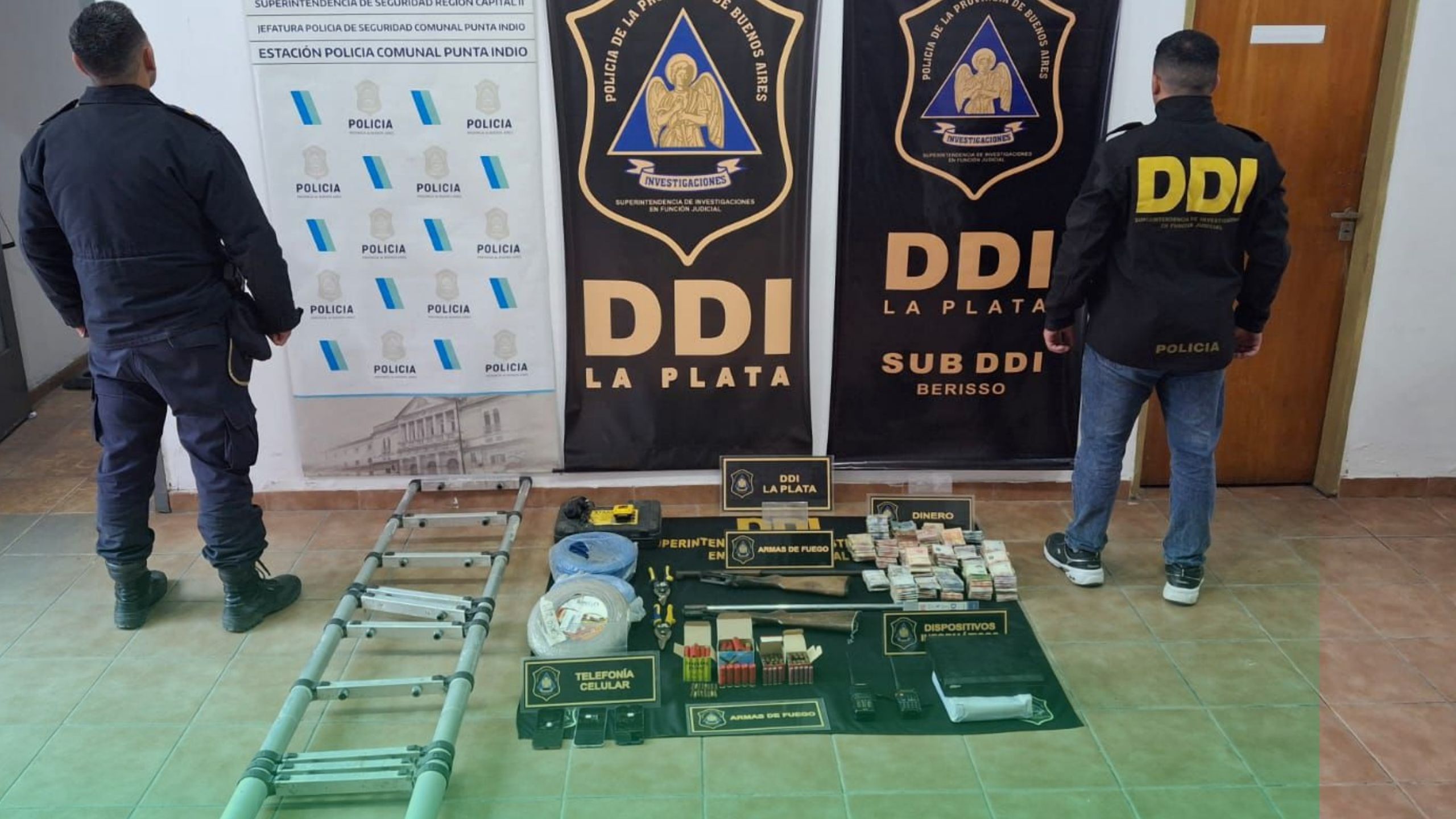 🚨Robo millonario y fuga en cadena: buscan a tres delincuentes en La Plata y Berisso