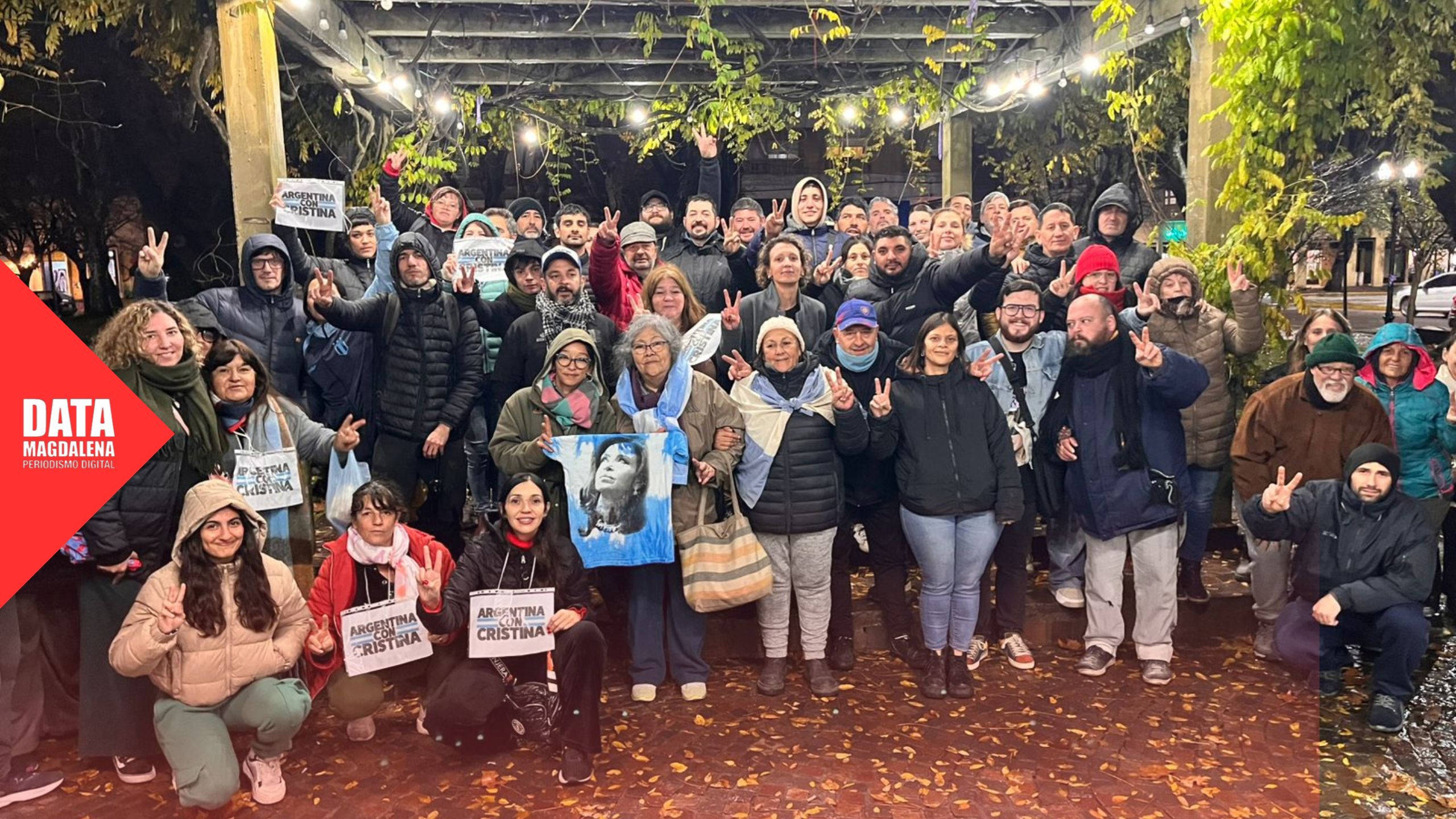 Apoyo a Cristina en Magdalena: acto local bajo la lluvia y con fuerte presencia militante