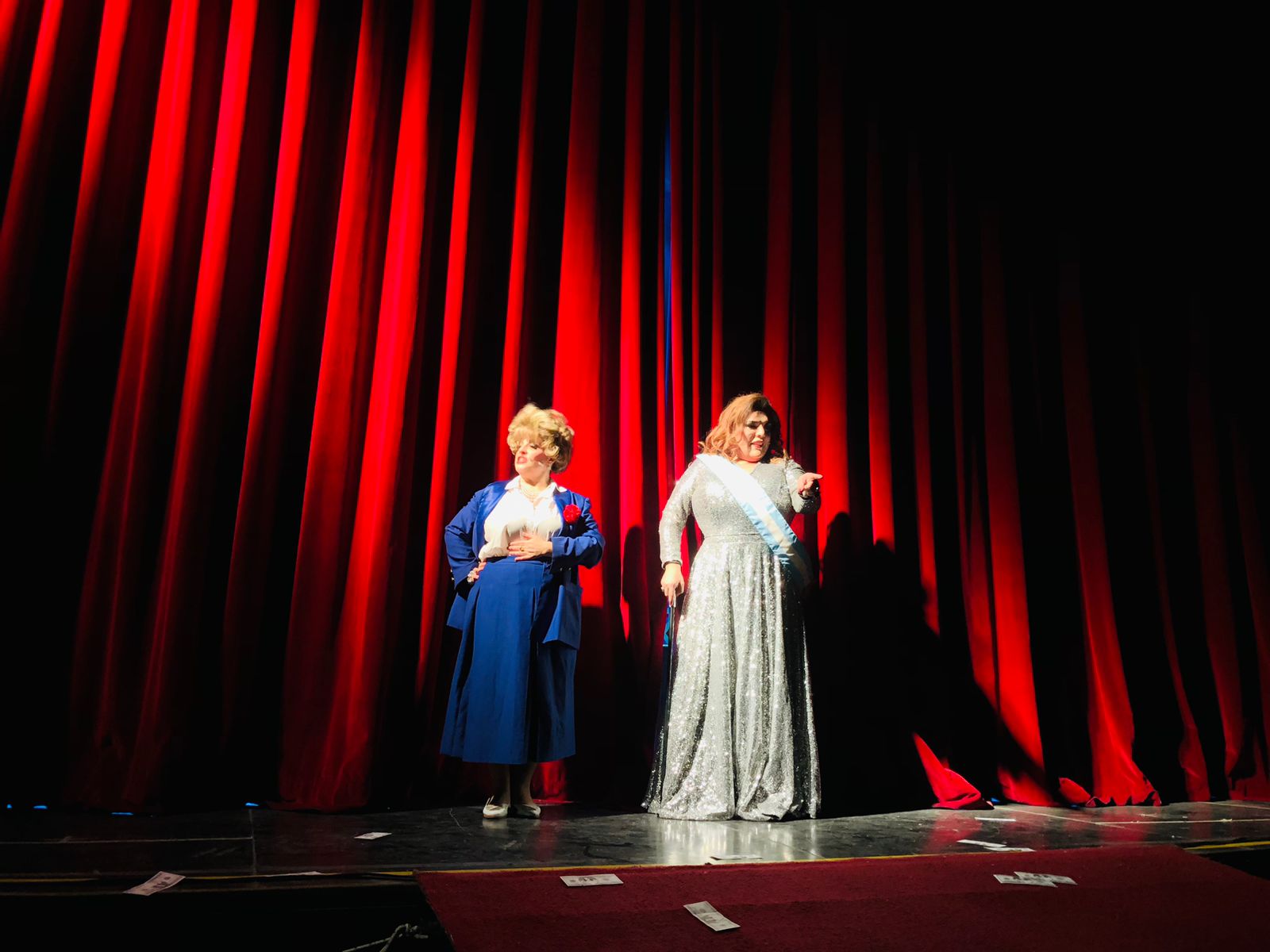 A sala llena, se presentó la obra Costa Presidenta en el Teatro Español