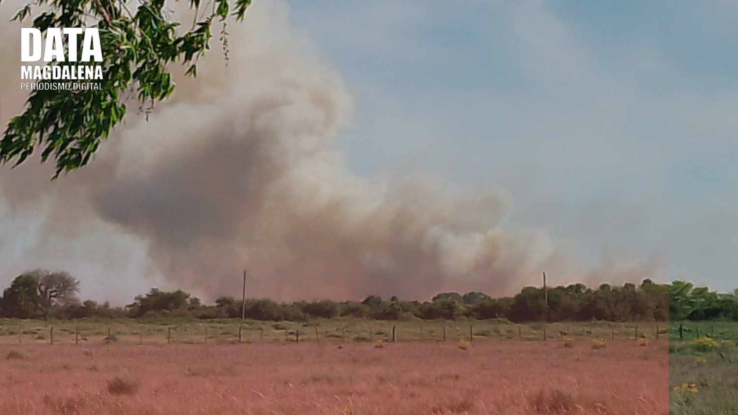 🚒Bomberos controlan incendio en casa mientras continúan batallando en zona rural