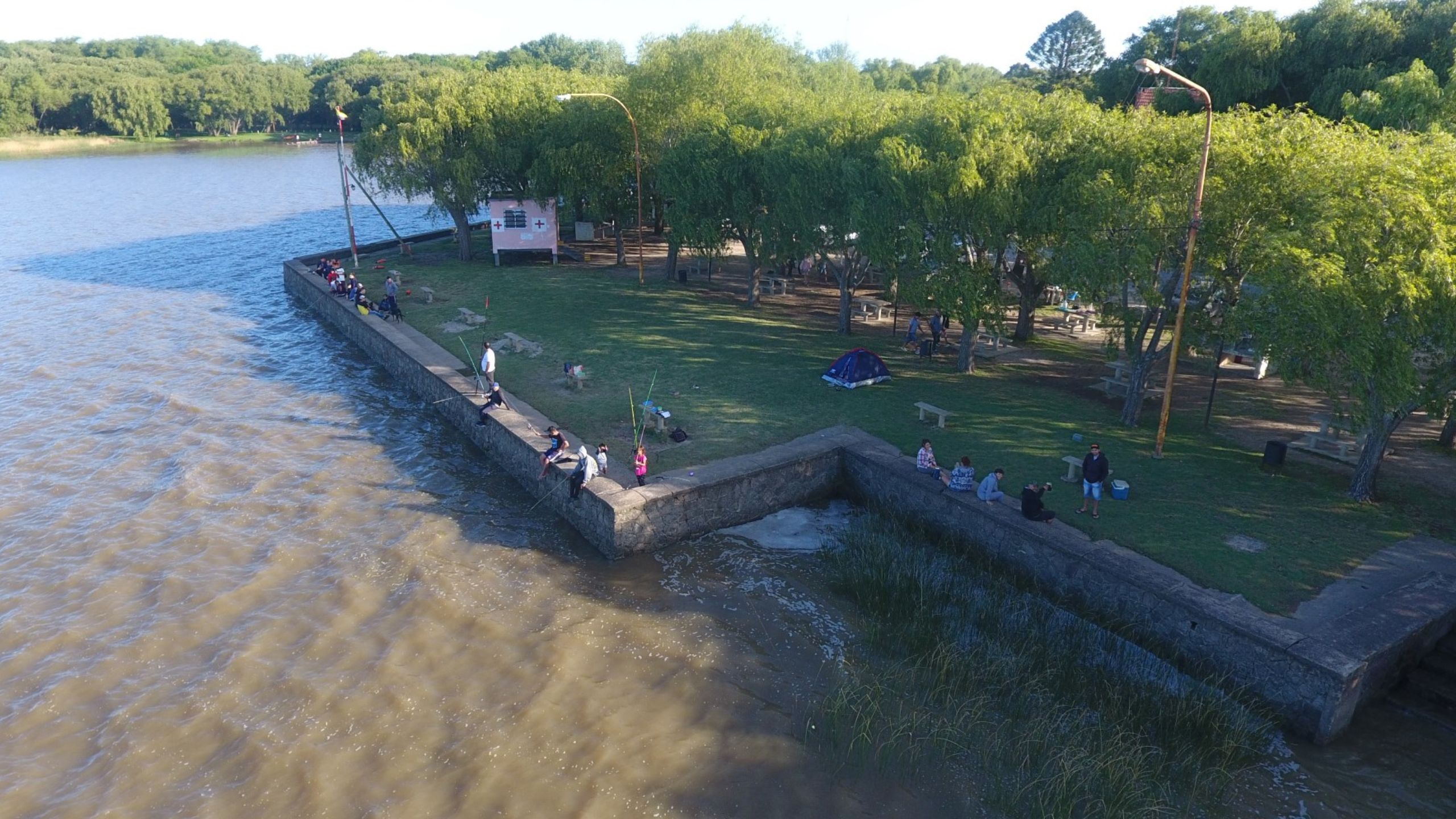 Magdalena inicia una  temporada de verano con mil turistas en sus costas