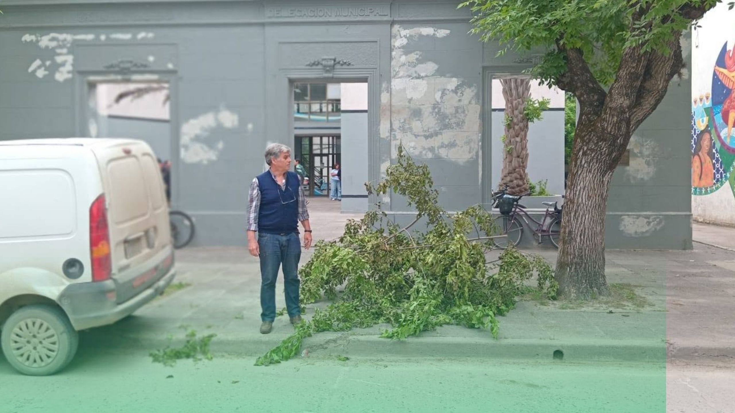 😯Protesta inédita: El titular de ANSES Punta Indio arrojó ramas en el Municipio por falta de gestión